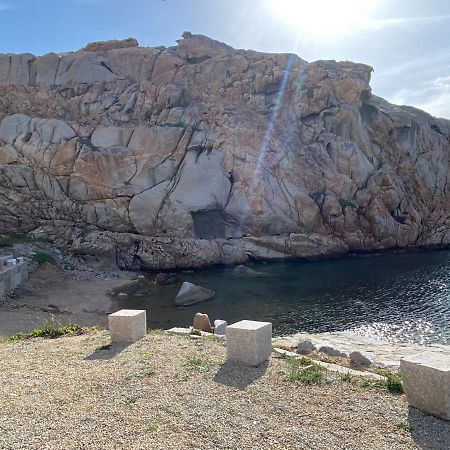 Appartamento Il Caracolo A Cala Francese 马达莱纳 外观 照片