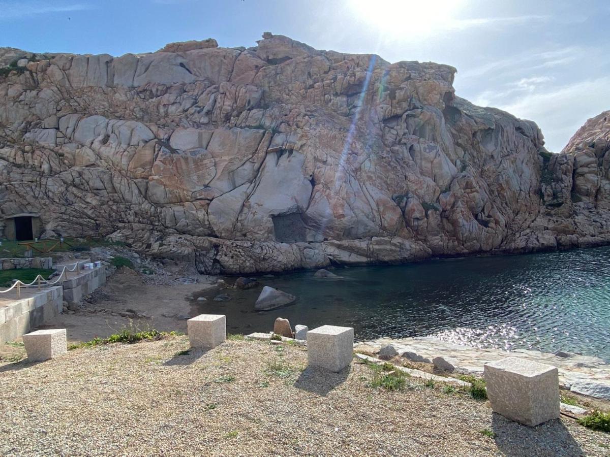Appartamento Il Caracolo A Cala Francese 马达莱纳 外观 照片