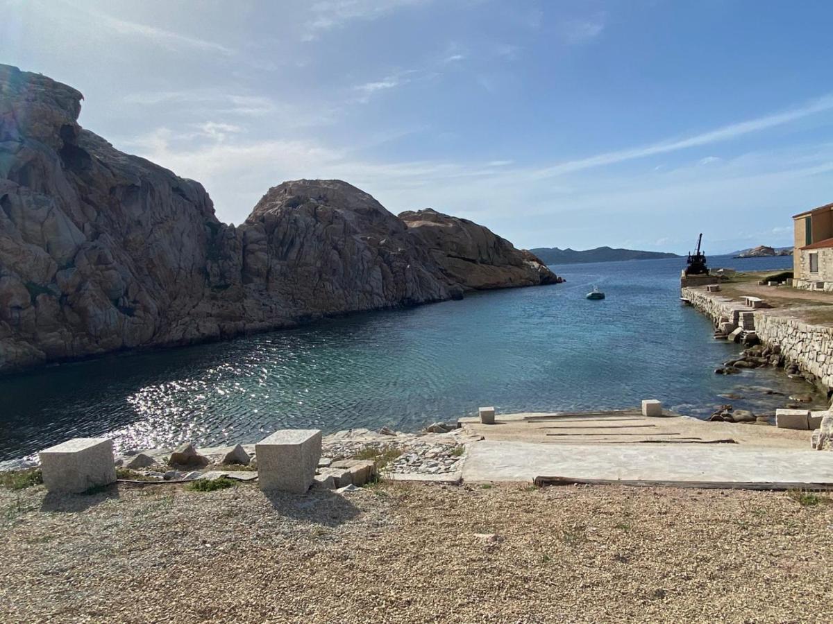 Appartamento Il Caracolo A Cala Francese 马达莱纳 外观 照片