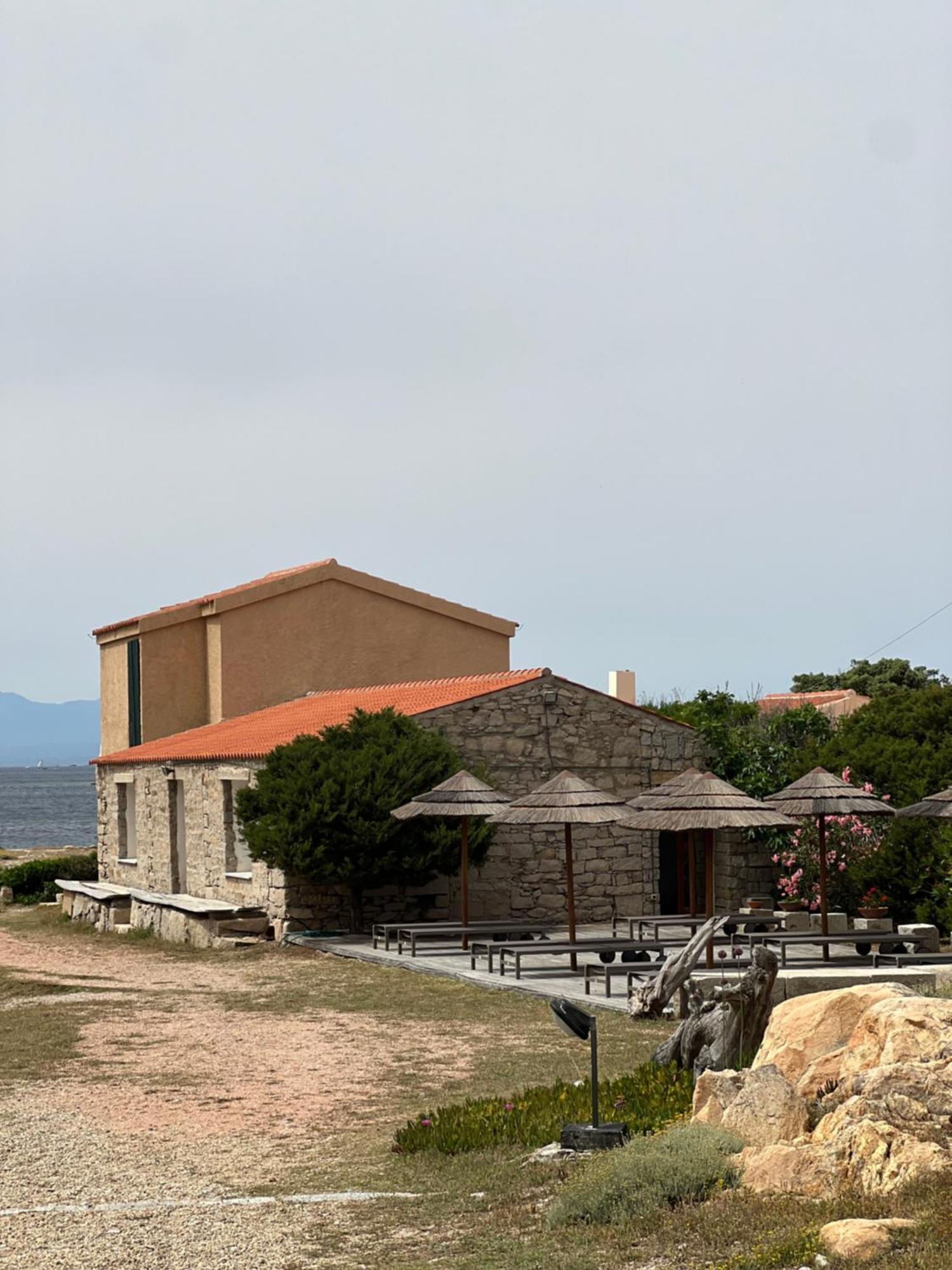 Appartamento Il Caracolo A Cala Francese 马达莱纳 外观 照片